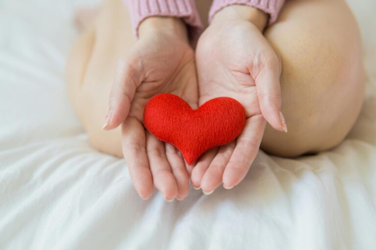 Mujer De Cultivo Con Corazón En Las Palmas